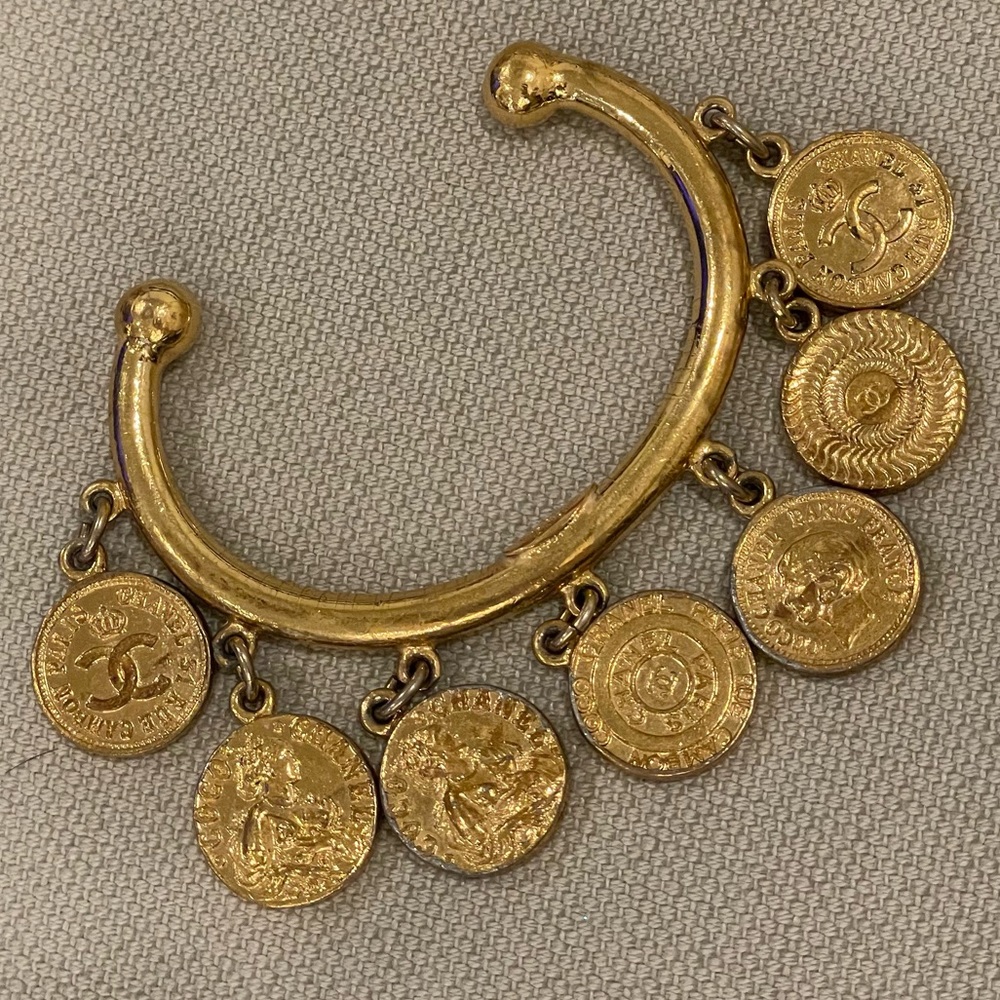 ❤️CHANEL❤️Vintage Medallion Cuff - Picture 2 of 16
